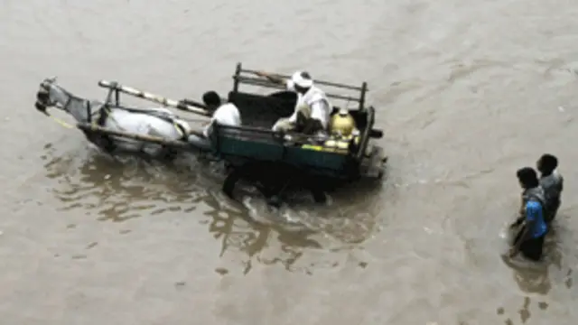 پاکستان کے زیر انتظام کشمیر کے علاقے باغ میں بارش کے باعث مٹی کا تودہ گرنے سے پاکستانی فوج کے تین اہلکار ہلاک جبکہ تین زخمی ہوگئے