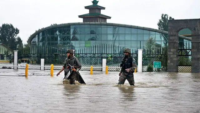 श्रीनगर में हज़ हाउस के सामने से गुजरते सैनिक.