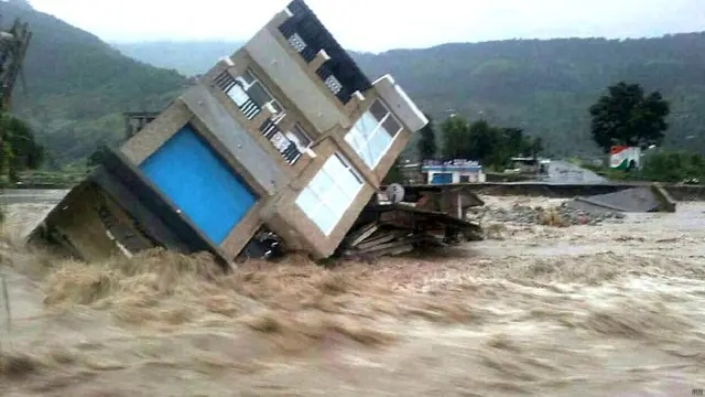 पुंछ में आई विनाशकारी बाढ़ में गिरा एक मकान.