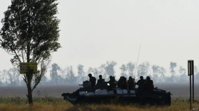 در حالی که شورشیان شهر ماریوپول را به حمله توپخانه ای بسته اند، یکی از تانک های ارتش اوکراین در حال پیشروی به سمت این شهر است