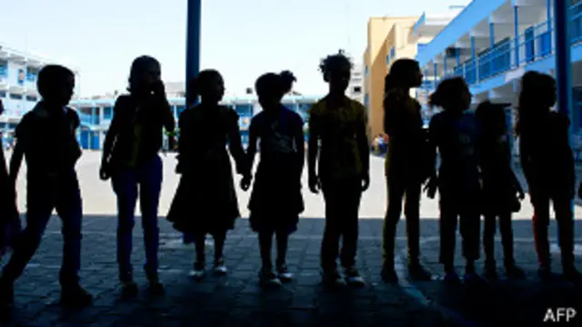 Палестинские дети в школе ООН в секторе Газа 17 августа 2014 года