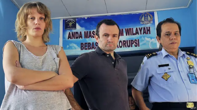 Thomas Dandois (tengah) dan Valentine Bourrat saat berada di kantor Imigrasi Jayapura, 28 Agustus lalu.