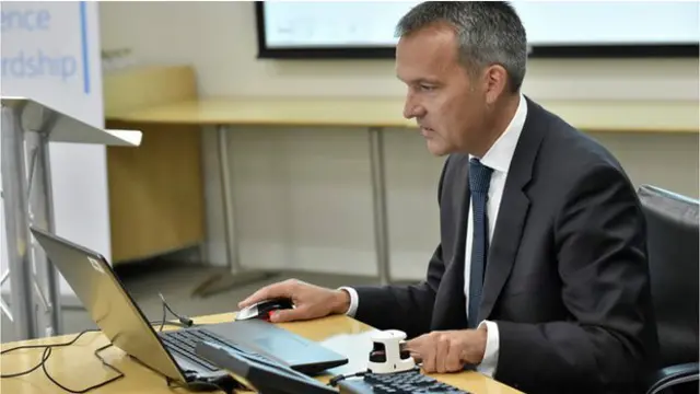 Homem usa tecnologia da Barclays