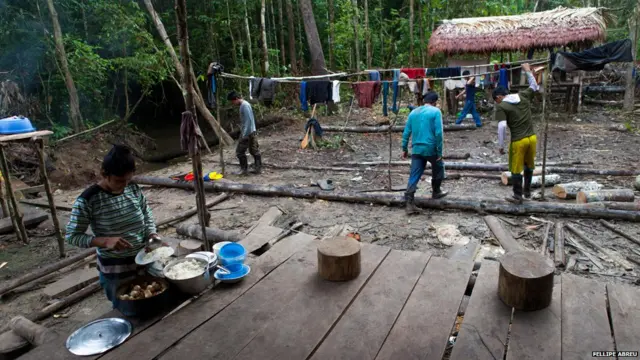Campamento de leñadores en la selva peruana. Foto de Fellipe Abreu