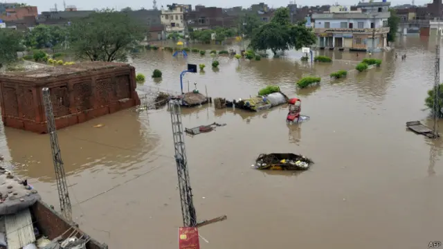 لاہور کے نشیبی علاقوں میں پانی لوگوں کے گھروں میں داخل ہو چکا ہے