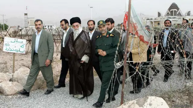 قاسم سلیمانی در کنار رهبر ایران هنگام بازدید آیت‌الله خامنه‌ای از موزه جنگ کرمان در سال ۱۳۸۴