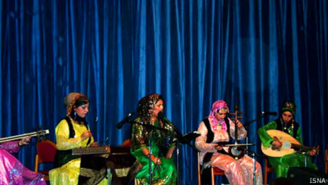 در مواردی حذف نوازندگان زن به عنوان راهی برای آسان شدن صدور مجوز معرفی شده است