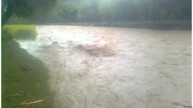 بھارت کے زیرِ انتظام کشمیر کے علاقے بارہ مولا، پتن سے یہ تصویر عارف اکبر نے بھجوائی جس میں ان کا کہنا ہے کہ بارشوں نے دھان کی فصل تباہ کر دی ہے۔