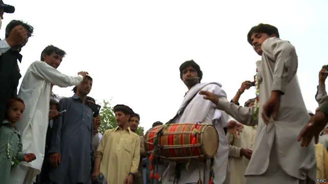 پہلے بنوں اور اطراف کے اضلاع کرک، لکی مروت اور کوہاٹ میں ڈھول بجانے والوں کے کئی ڈیرے قائم تھے لیکن اب ان میں بہت حد تک کمی آگئی ہے