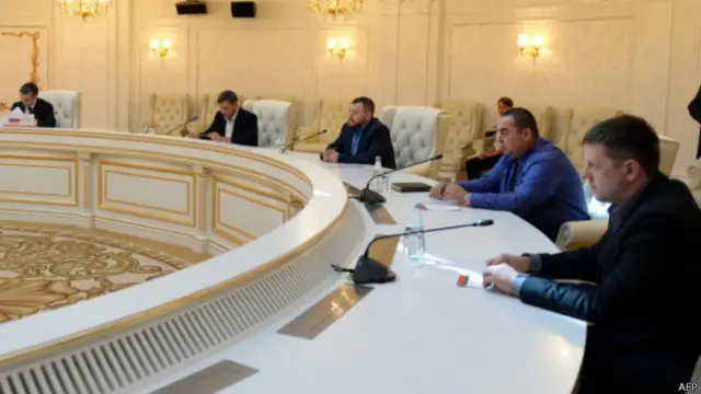 Các cuộc đàm phán tại Minsk có sự tham dự của đại diện từ Nga, phiến quân thân Nga và chính phủ Ukraine