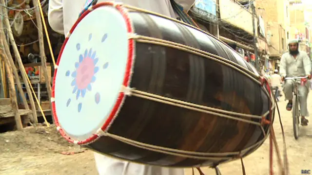 ناول نگار غازی سیال کا کہنا ہے کہ بنوں میں ڈھول بجانے کی تاریخ بہت پرانی ہے اور شاید اس شہر کے آباد ہونے سے پہلے بھی یہ روایت یہاں قائم تھی