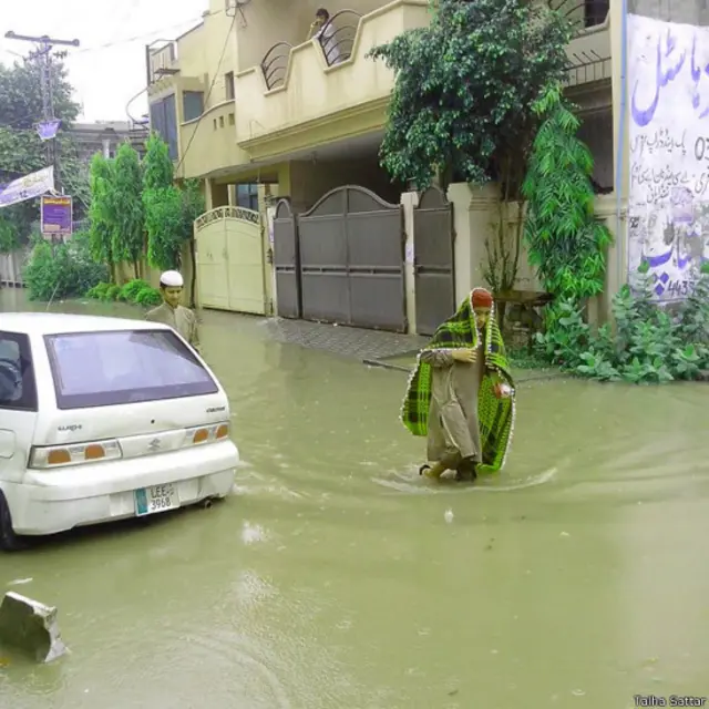 طلحہ ستار نے یہ تصویر علی ٹاؤن رائے ونڈ روڈ لاہور سے بھجوائی جہاں بارش کے باعث پانی کھڑا ہے۔