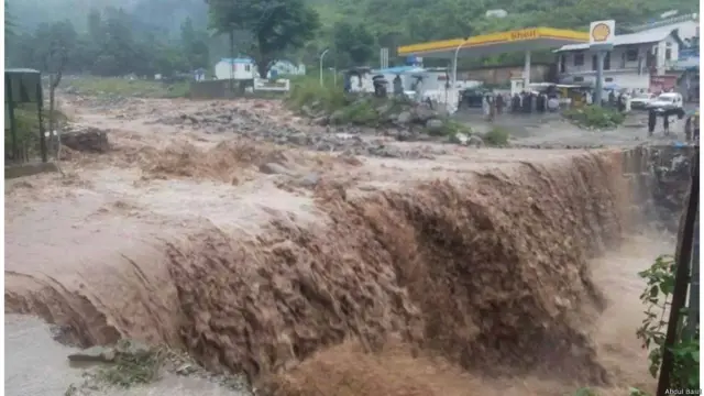 عبدالباسط نے یہ تصویر پاکستان کے زیرِ انتظام کشمیر کے ضلع باغ سے بھجوائی جہاں اُن کے مطابق ایک نئی ہائی وے جو ارجا سے باغ کے لیے تعمیر کی گئی تھی سیلابی ریلے کی وجہ سے تباہ ہو گئی۔