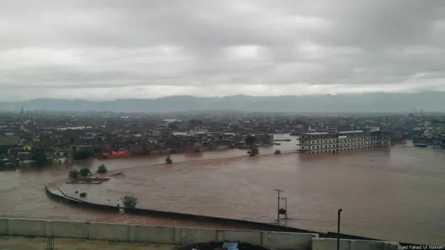 کھنہ پل کا یہ علاقہ راولپنڈی اور اسلام آباد ایکسپریس وے کے قریب ہے جہاں گذشتہ 36 گھنٹوں میں شدید بارش کی وجہ سے پانی کھڑا ہے۔