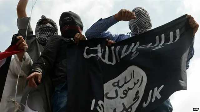 بھارتی کشمیر میں بھی مظاہرین دولتِ اسلامیہ کے پرچم اٹھائے ہوئے نظر ائے