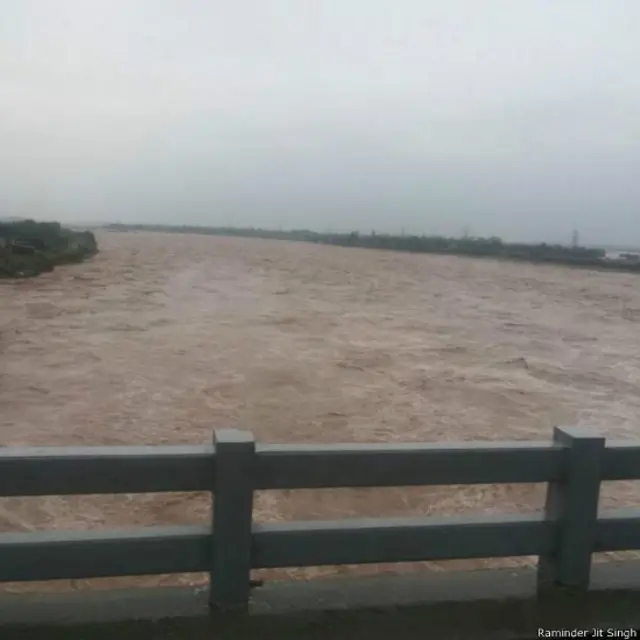 رمندر جیت سنگھ نے یہ تصویر بھارت کے زیرِ انتظام کشمیر سے بھجوائی جس میں دریائے توی کو شدید طغیانی کے عالم میں دیکھا جا سکتا ہے۔