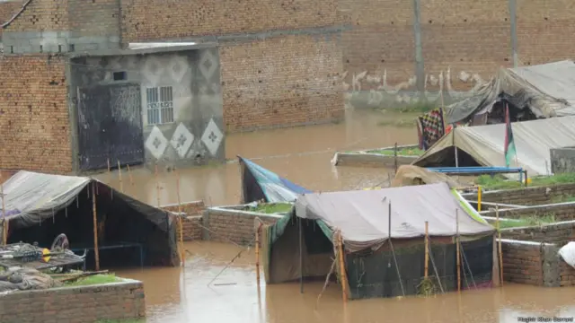 جہاں مختلف علاقوں میں بارش سے پانی کھڑا ہے وہیں کچی آبادیوں اور خیمہ بستوں کے رہائشی افراد کے لیے زندگی گزارنا بہت مشکل ہے۔ یہ تصویر ہمیں مغیر خان درانی نے بھجوائی