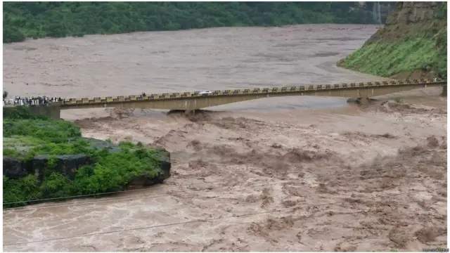 پاکستان کے زیرِ انتظام کشمیر میں دریائے پونچھ پر بنے گُل پور پل کے نیچے سے سیلابی ریلا گزر رہا ہے۔ یہ تصویر محسن اقبال نے کوٹلی سے بھجوائی ہے۔