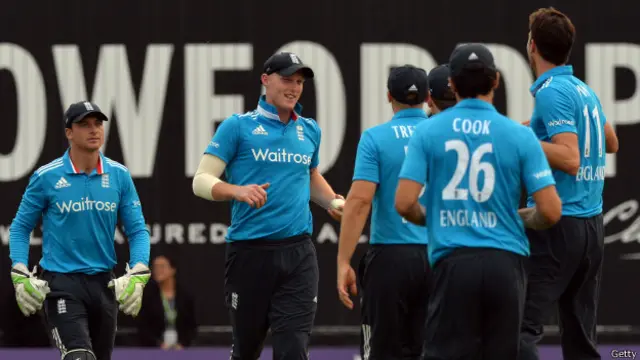 جعمے کو کھیلے جانے والے اس میچ میں بھارت نے ٹاس جیت کر انگلینڈ کو پہلے بیٹنگ کرنے کی دعوت دی تھی