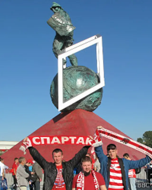 Фанаты Спартака у статуи гладиатора