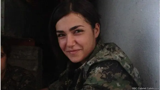 Боец ополчения сирийских курдов Дирен, 19 лет