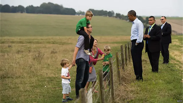 Obama berbincang-bincang dengan keluarga lokal.