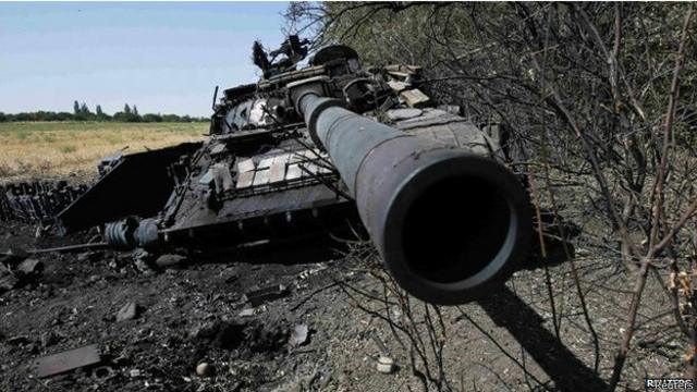 Подбитый танк на востоке Украины