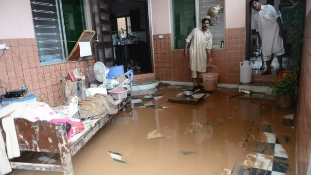 بارشوں میں لگ بھگ 150 افراد زخمی ہوئے ہیں جبکہ پنجاب میں 650 مکانات مکمل طور پر تباہ ہوئے ہیں۔