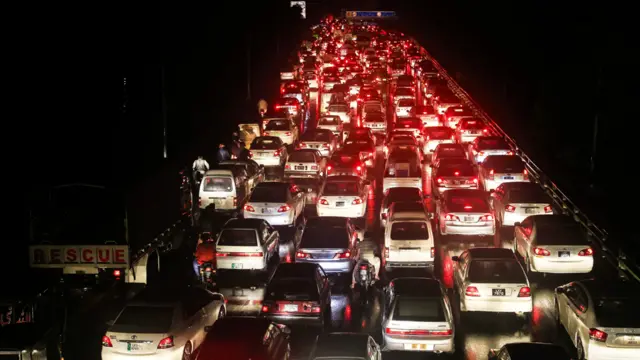 لاہور میں بارش کے باعث ٹریفک جام ہو گئی۔