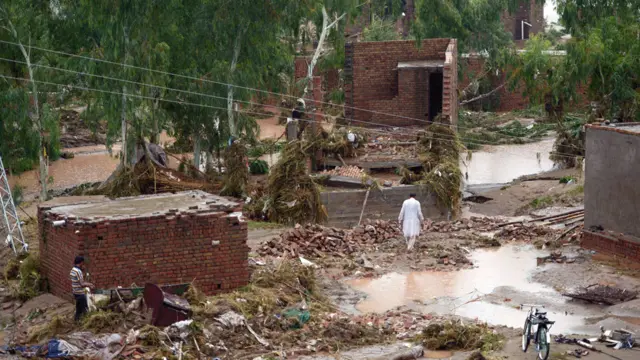 پاکستان کے زیرِ انتظام کشمیر حالیہ بارشوں اور سیلاب سے ہلاکتوں کی تعداد بڑھ کر 48 ہو گئی ہے۔