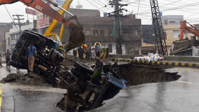 سب سے ہلاکتیں صوبہ پنجاب میں ہوئی ہیں جہاں 61 لوگ ہلاک ہوئے ہیں۔