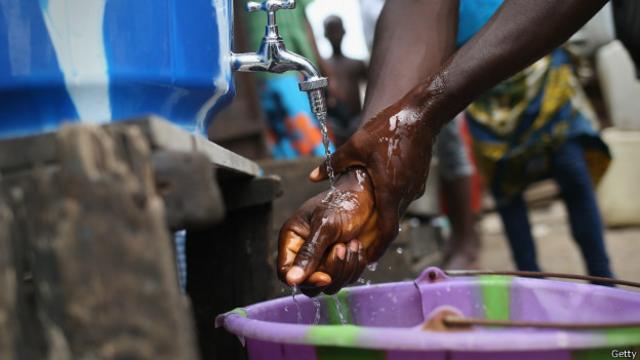 Мытье рук в хлорированной воде - один из простых способов замедлить распространение эпидемии 