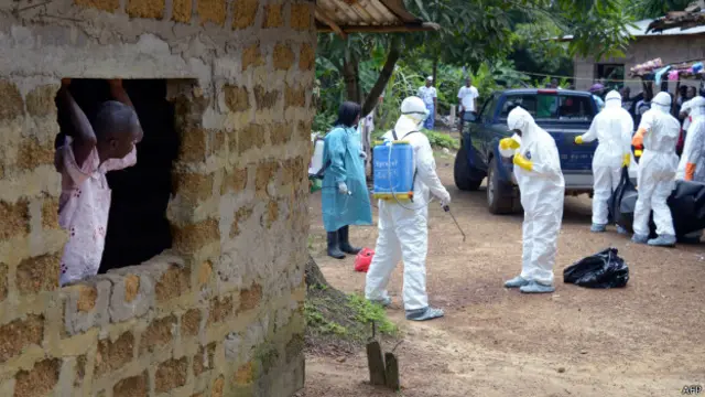 Hệ thống y tế các nước Tây Phi đang căng mình ra đối phó với dịch Ebola