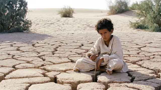 الطفل جاسر عيد وهو من أبناء البادية شخصية الطفل ذيب