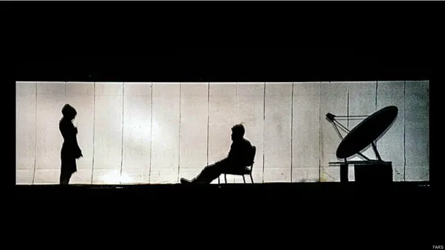 نمایش 'با افلاکیان' به همت مرکز حفظ آثار و نشر ارزشهای دفاع مقدس سپاه نبی اکرم کرمانشاه برگزار شد