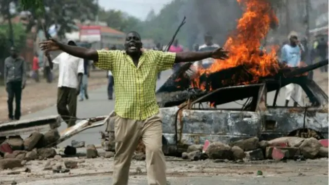 تحول النزاع السياسي في كينيا عام 2007 إلى مذابح عرقية
