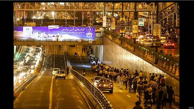 سه شنبه شب بر اثر نقص فنی یک واگن قطار خط 4 مترو در نزدیکی ایستگاه آزادی ترافیک شدیدی در نزدیکی این ایستگاه به وجود آمد.