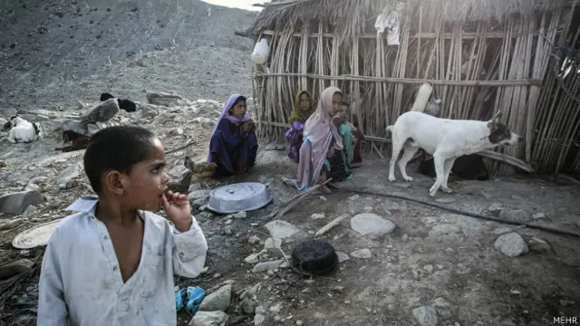 کودکان افراد بدون شناسنامه هم نمیتوانند شناسنامه داشته باشند و به همین دلیل از حق تحصیل محروم میشوند