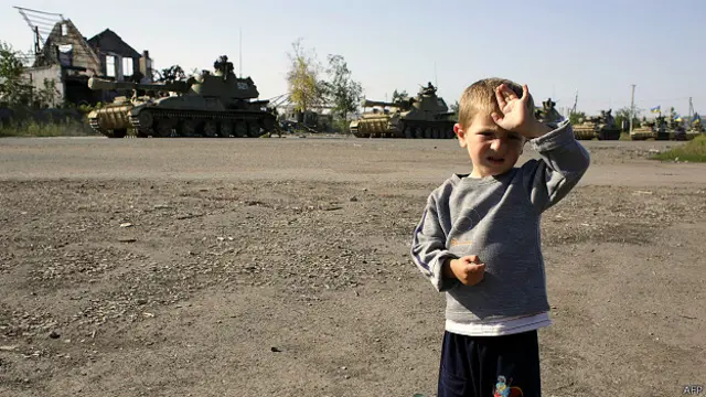 Мальчик на фоне украинской военной техники