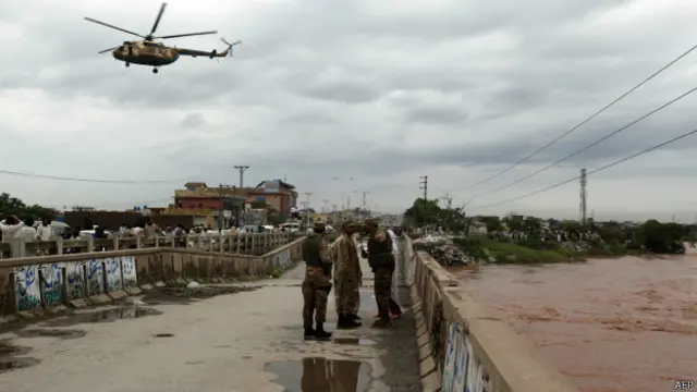 پاکستانی فوج کے اہلکار امدادی کارروائیوں میں ہاتھ بٹا رہے ہیں جبکہ 15 کے قریب فوج کے ہیلی کاپٹر بھی امدادی کارروائیوں میں شامل ہیں