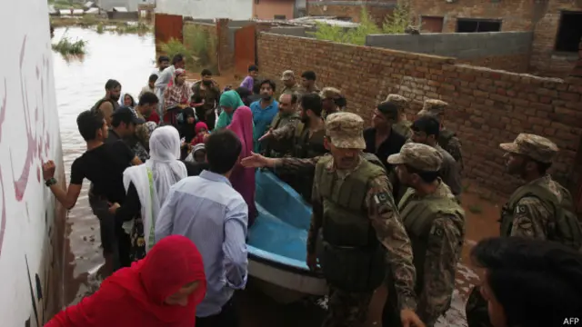 امدادی کارروائیوں میں بارش رکنے کے بعد تیزی لائی گئی ہے جبکہ بعض علاقوں میں ابھی پانی کی سطح کافی اونچی ہے