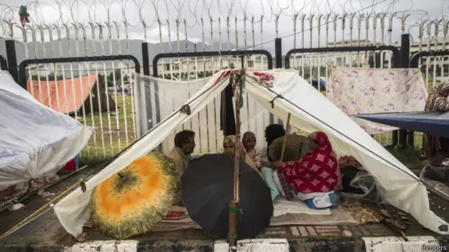 لاھور سے آنے والے بہتر سالہ محمد حنیف نے ڈی چوک پہنچنے کے فوراً بعد کے حالات کا آج کے دن سے موازنہ کرتے ہوئے بتایا کہ شروع کے دنوں میں نہ بارش سے بچاؤ کا بندوبست تھا اور نہ دھوپ سے