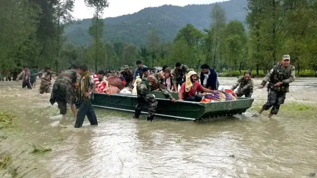 اب بارش نہیں ہو رہی جس کی وجہ سے امدادی کاموں میں تیزی آ رہی ہے۔ اس کے بعد تعمیرِ نو اور بحالی کا کام شروع ہو جائے گا جو یقیناً مزید مشکل ہوگا