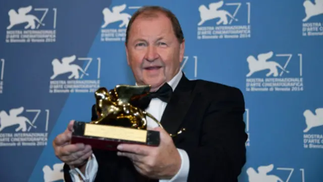 المخرج روي أندرسون حاملا جائزة الاسد الذهبي لمهرجان البندقية السينمائي