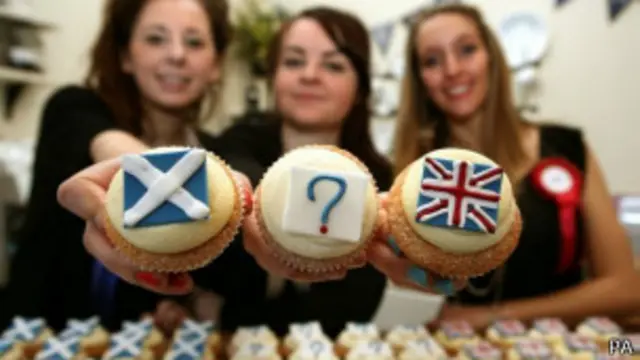 Пирожные с изображением британского и шотландского флагов