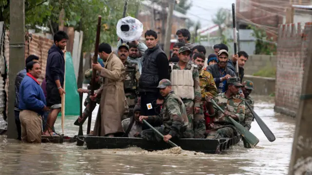 बाढ़ में कई पुल, सैकड़ों किलोमीटर सड़कें और बिजली के खंभों और तारें को भारी नुक़सान पहुंचा है.