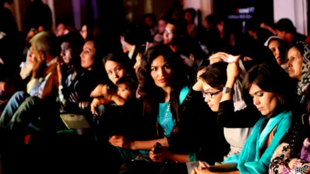 قسمت کوچکی از تماشاچیان را دختران و زنان شکل داده بود