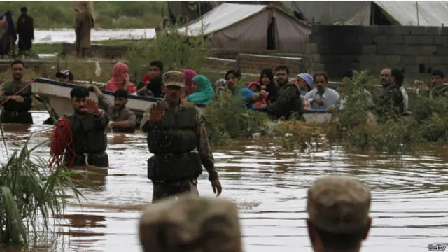 پاکستانی فوج کے ترجمان کے مطابق امدادی آپریشن میں بارش اور سیلاب سے متاثرہ جہلم، سرائے عالمگیر،سیالکوٹ اور قادر آباد میں جاری ہے ۔ آپریشن میں پانچ ہیلی کاپٹروں اور 105 کشتیوں کے ذریعے امدادی سرگرمیاں جاری ہیں