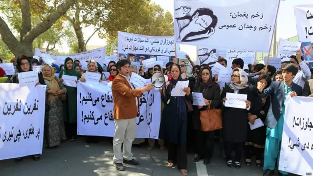 د افغانستان پلازمېنه کابل کې د هغو تورنو د اعدام په پلوۍ لاریون وشو، چې پغمان ولسوالۍ کې د دوو کورنیو په لوټلو او پر څلورو مېرمنو په ډله ییز تېري پړه او نیول شوي دي.