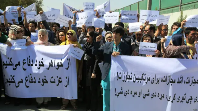 سلګونو لاریون کوونکو، چې ښځې او نارینه دواړه پکې وو، د سترې محکمې مخې ته راغونډ شوي وو او د تورنو د اعدام غوښتنه یې کوله.